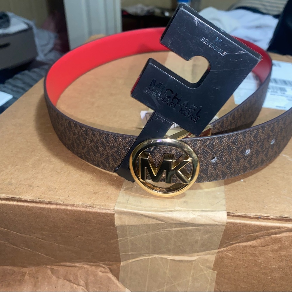 NWT authentic Michael Kors logo reversible belt. Size Medium.
